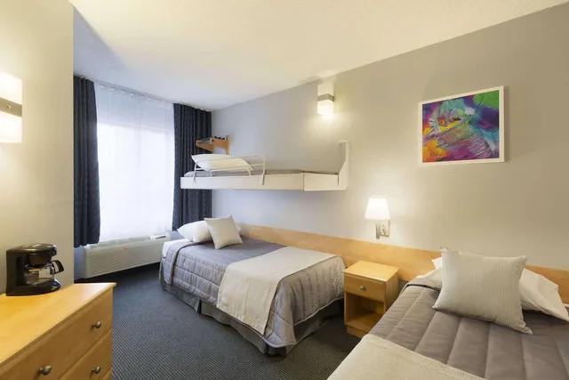 غرفة بسريرين، Travelodge Hotel By Wyndham Montreal Centre 1/2