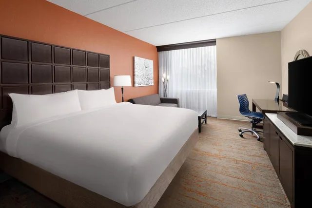 غرفة بسرير كينج مع أريكة، Renaissance Indianapolis North Hotel 2/9