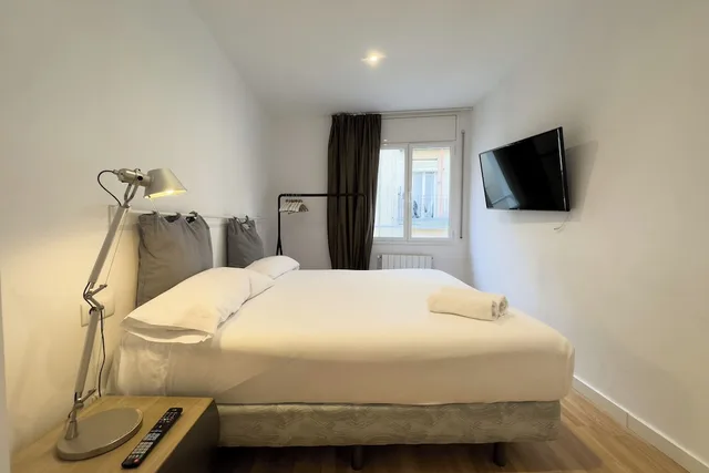 3 Bedrooms, Apartment, 1 Double and 4 Single Beds, 2 Bathrooms، Animapartments Sants 8/10