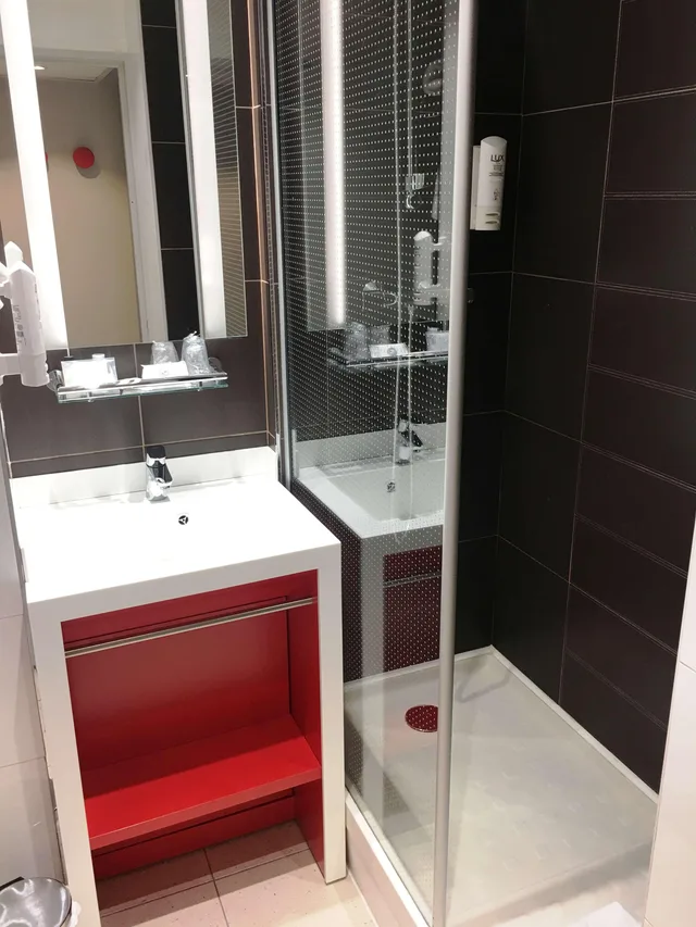 غرفة قياسية بسرير مزدوج، Hotel Inn Design Paris Saint Quentin 2/2