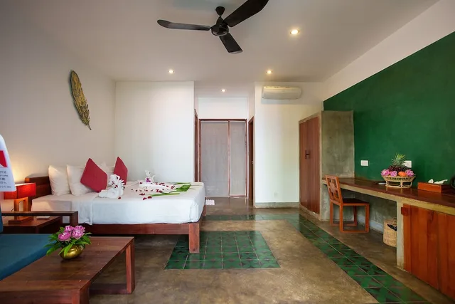 غرفة ديلوكس بسرير كينج بإطلالة على المسبح بشرفة بغرفة نوم واحدة، Sakaban Residence 2/3
