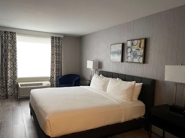 Suite, King Bed, Accessible, Fountain Park Hotel, BW Signature Collection 2/5