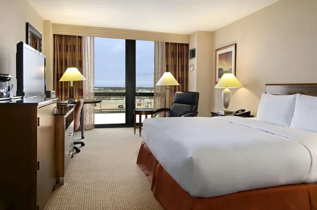 غرفة بسرير مزدوج بإطلالة، Hilton Chicago OHare Airport 3/7