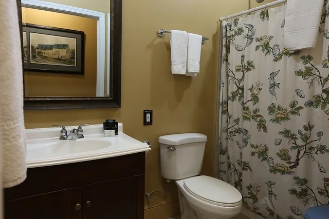 جناح بسرير كوين، Lafayette Inn 2/2