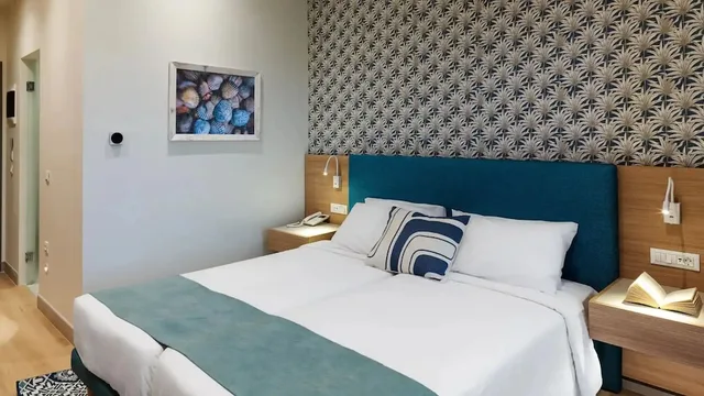 غرفة تنفيذية بسريرين منفصلين مع أريكة، Leonardo Kolymbia Resort 1/5