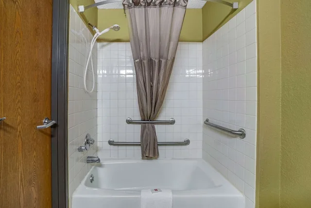 غرفة بزنس بسرير كينج لذوي الإعاقة، Motel6 Morehead, KY 4/4