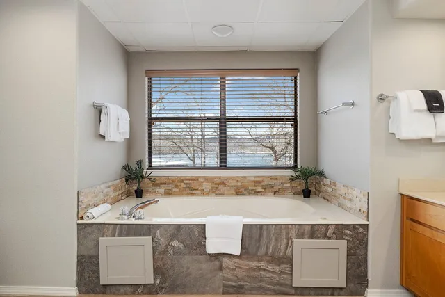 1 Bedroom, Lake Front, Hot Tub, Still Waters Resort 3/6