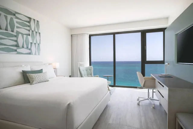 جناح بسرير كينج بإطلالة على البحر بشرفة بغرفة نوم واحدة مع أريكة، La Concha Renaissance San Juan Resort 1/2