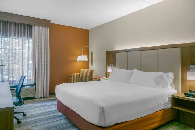 Suite, King Bed, Hot Tub, Holiday Inn Express Hotel Stes Mt Arlington Rockaway Area 2/9