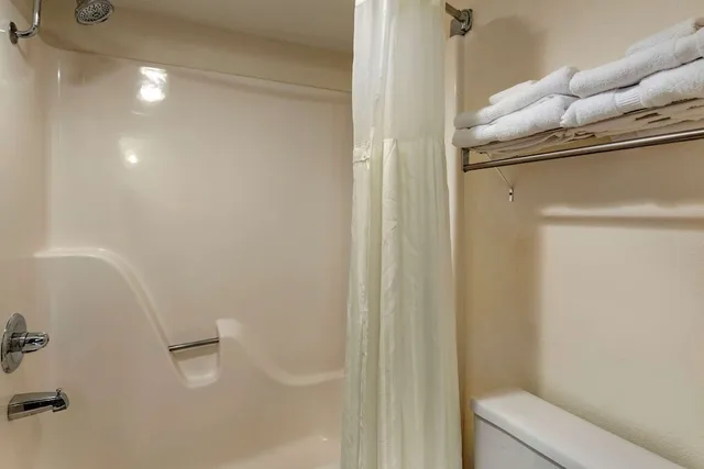 غرفة بسرير كينج لذوي الإعاقة، Quality Inn & Suites Steamboat Springs 4/4