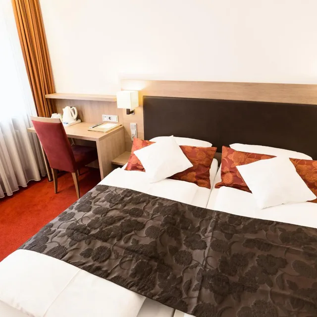 Room, Triple, King Bed, Hotel Weisses Ross 3/6