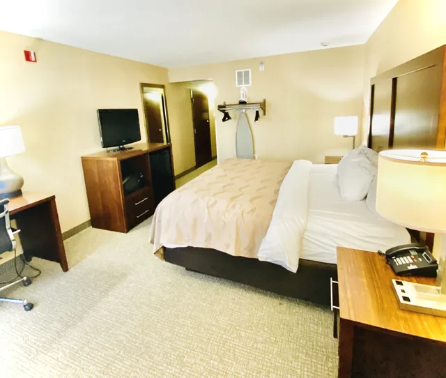 غرفة قياسية مفردة بسرير كينج لذوي الإعاقة، Quality Inn & Suites Towanda PA 3/5
