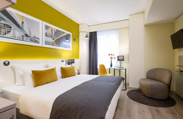 Superior, Single, Double Bed, LEONARDO HOTEL BERLIN MITTE 4/5