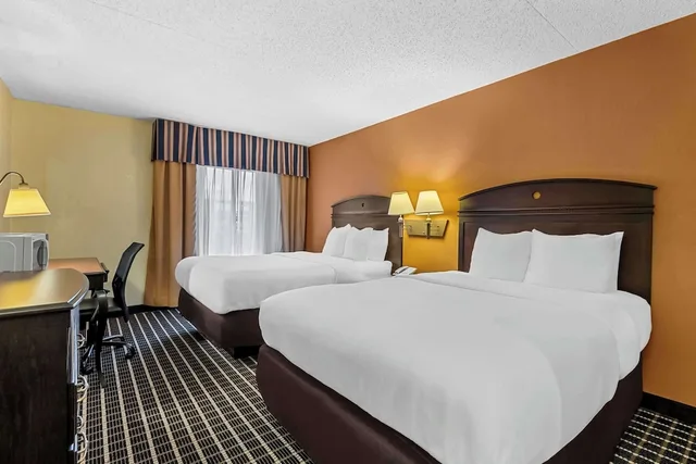 غرفة بسريرين مزدوجين لذوي الإعاقة، Comfort Inn & Suites Somerset - New Brunswick 3/6