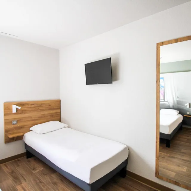 غرفة ثلاثية، B And B Hotel Montelimar Sud 1/7