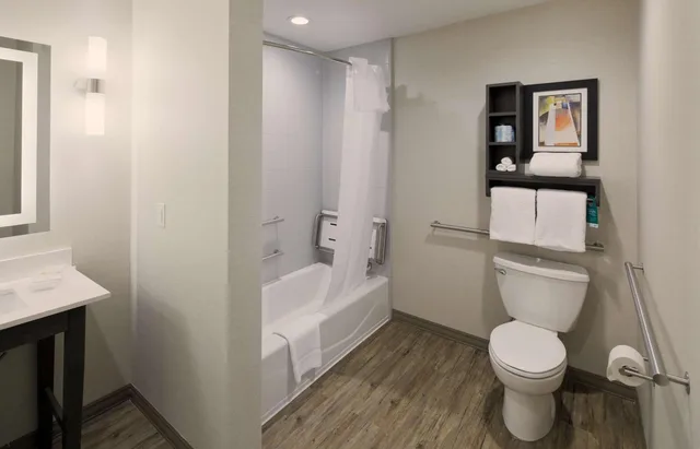 جناح بسرير كينج بغرفة نوم واحدة مع أريكة، Homewood Suites By Hilton Topeka 2/2