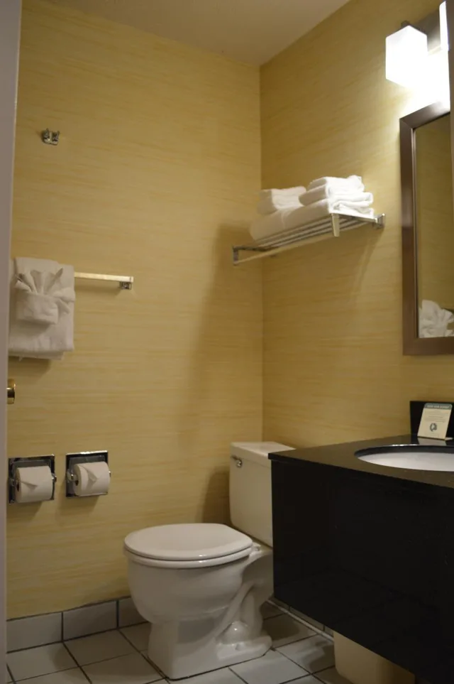 غرفة بسرير كوين بمطبخ صغير، Best Western Cascadia Inn 9/10