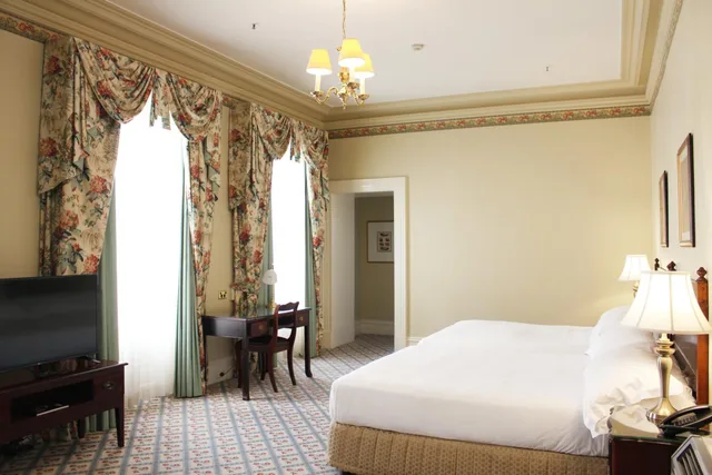 غرفة قياسية بسريرين كوين، The Hotel Windsor Melbourne 2/3