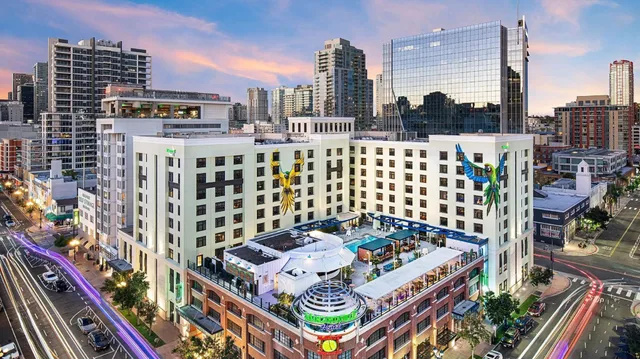 Master, Suite, Corner، Margaritaville Hotel San Diego Gaslamp Quarter 1/1