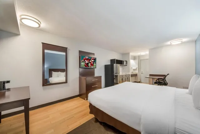 Studio, King Bed, Accessible, Red Roof Inn San Antonio - Seaworld/Northwest 1/3