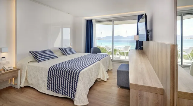غرفة بسريرين منفصلين بإطلالة على البحر بشرفة، Hipotels Bahia Cala Millor - Adults Only 2/7