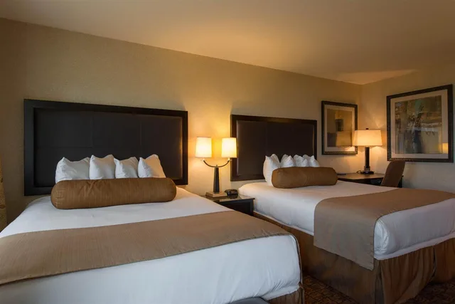 Room, 2 Queen Beds, Lloyd Hotel Astoria Bayfront, Ascend Hotel Collection, OR 2/3