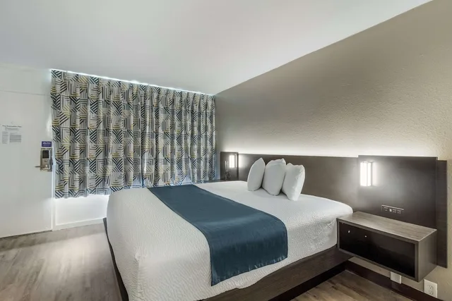 غرفة قياسية بسرير كينج، Motel6 Groves, TX 1/7