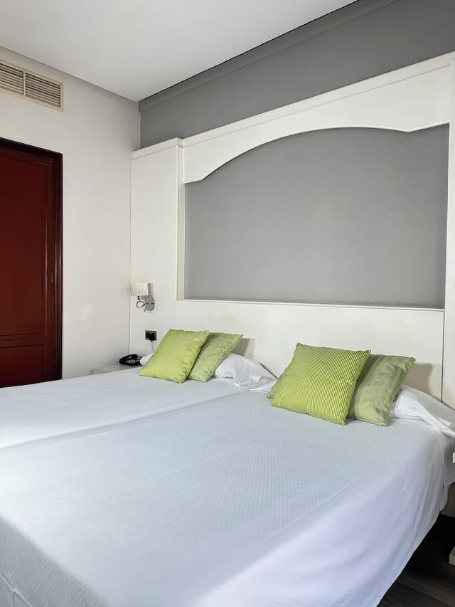 غرفة بسرير مزدوج أو سريرين منفصلين بشرفة، Hotel Mir Octavio 3/8