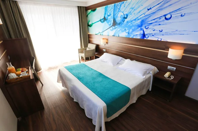 غرفة بسريرين منفصلين بإطلالة على المسبح، Volga Hotel 3/7
