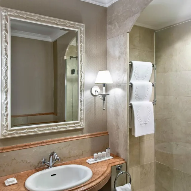 غرفة سوبيريور كبيرة بسريرين منفصلين، Marriott Grand Hotel Flora 2/2