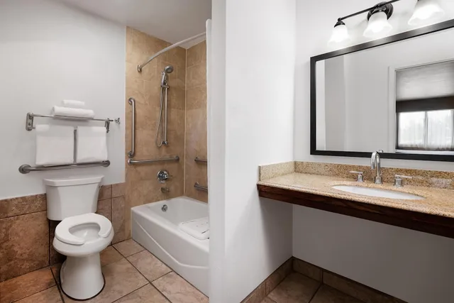 غرفة قياسية بسريرين كوين لذوي الإعاقة، Best Western Discovery Inn 8/9