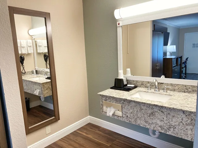 غرفة بريميوم بسريرين كوين، Roadstar Hotel Zephyrhills 3/3