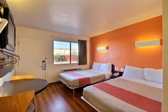2 Full Beds Mini Fridge، Motel6 Laredo Tx South 2/4