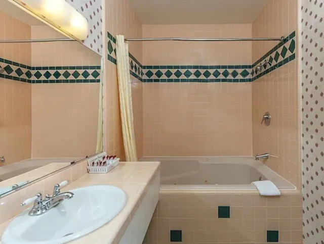 Room, King Bed, Sofa, Jetted Tub, Miners Inn 2/2