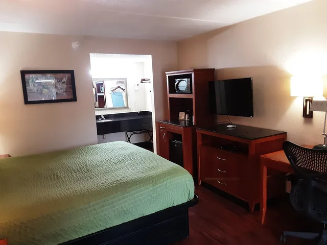 جناح بسرير كينج مع أريكة، Econo Lodge Inn & Suites Griffin North 5/6