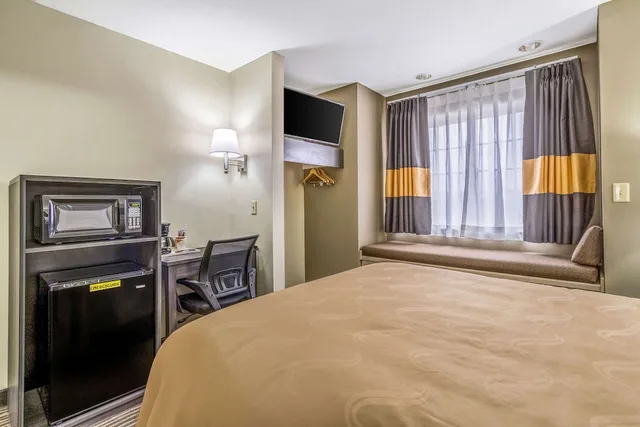 Suite, King Bed, Hot Tub, Quality Inn & Suites North Lima - Boardman 1/3