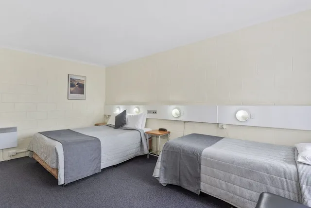 غرفة قياسية بسرير كوين وسرير فردي، Martin Cash Motel 1/5