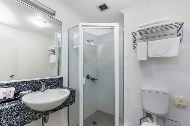 غرفة بسريرين منفصلين بشرفة، THE WELLINGTON APARTMENT HOTEL 4/4