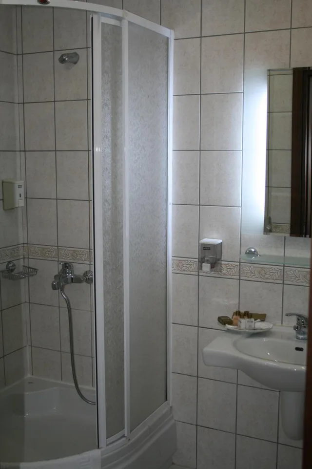 غرفة بسريرين منفصلين بإطلالة على الحديقة، NYSA HOTEL 3/4