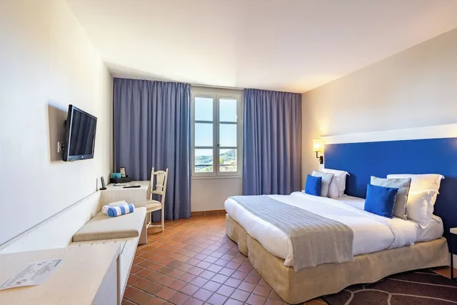 غرفة سوبيريور بسريرين منفصلين بإطلالة على البحر، Le Fregate Provence 2/5