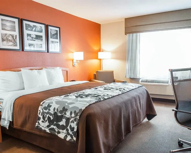 غرفة بسرير كينج لذوي الإعاقة، Sleep Inn Suites Lake of the Ozarks 1/3