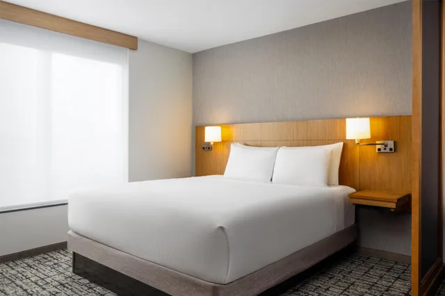 غرفة بسرير كينج مع أريكة، Hyatt Place Canton 2/7
