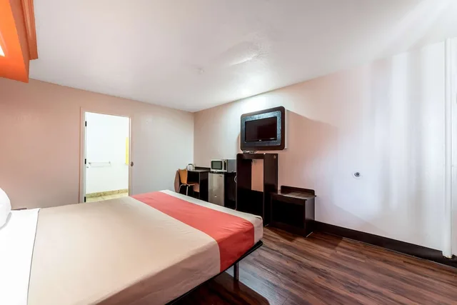 غرفة قياسية بسرير كينج، Motel6 San Antonio, TX - Frost Bank Center 6/10
