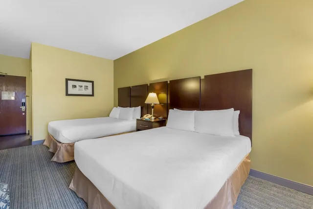 Standard, 2 Queen Beds, Golf Course View, Balcony، Best Western Plus Plaza by the Green 3/8