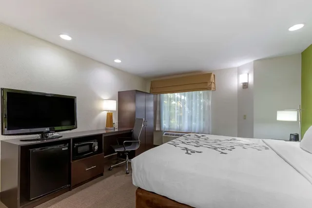 غرفة قياسية بسرير كينج، Sleep Inn Ontario 2/6