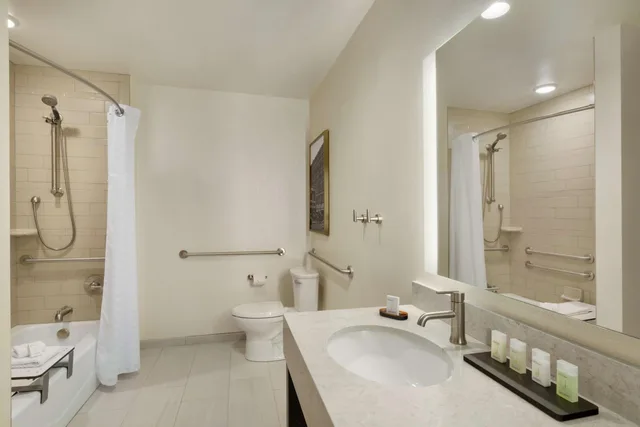جناح بسريرين كوين بغرفتين مع أريكة لذوي الإعاقة، Embassy Suites by Hilton Syracuse Destiny USA 3/8