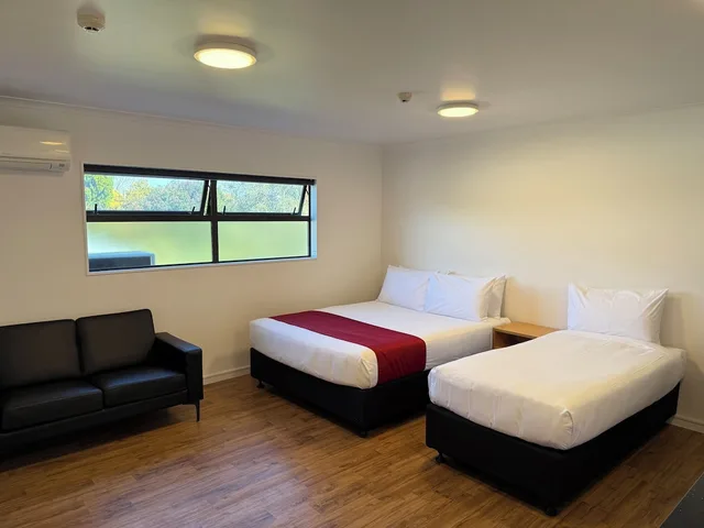 غرفة ثلاثية بسرير كوين وسرير فردي، Uni Motel 1/5