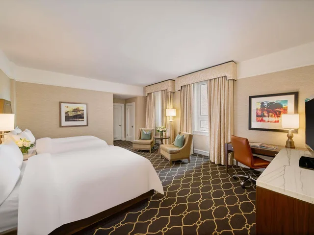 غرفة سيغنتشر بسريرين كوين مع أريكة، Hotel Fairmont Palliser 1/1