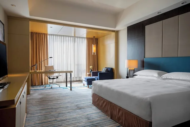 غرفة كلوب بسرير كينج، Renaissance Huizhou Hotel 2/7