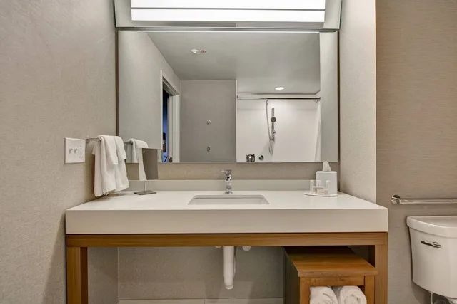 غرفة بسرير كينج لذوي الإعاقة، Courtyard By Marriott Jackson Madison 6/8